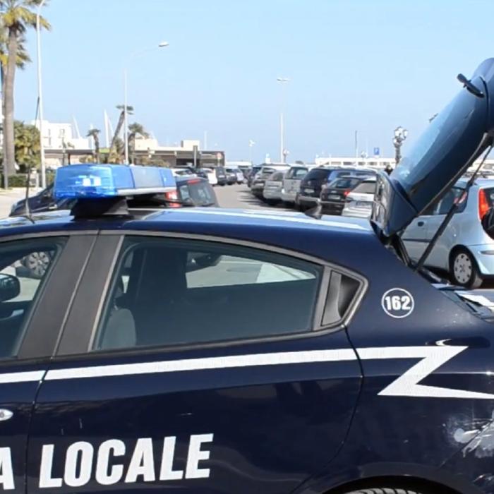 Italia. Șofer român de TIR, prins parcat neregulamentar și cu o prostituată, a oferit mită polițiștilor: „Nu mă distrugeți, închideți ochii”