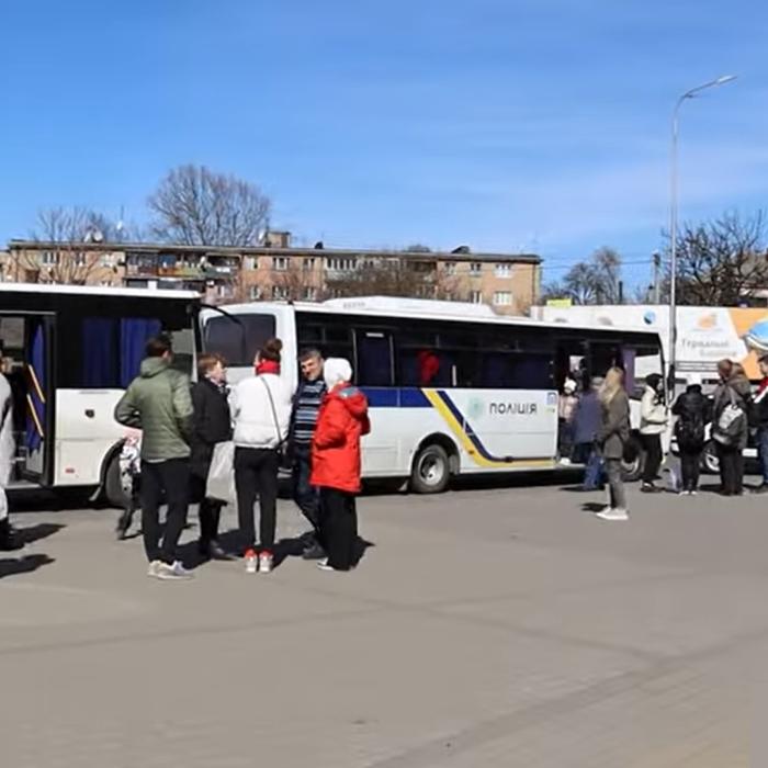 Ucraina. Milițienii au escortat copiii și soțiile angajaților Poliției Naționale, SES și Gărzii Naționale din Ujhorod până în Slovacia