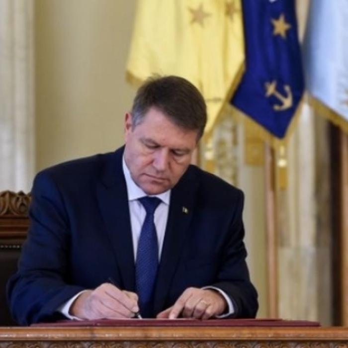Personalul sanitar încadrat fără concurs pe perioada stării de alertă poate rămâne pe post: Iohannis a promulgat legea