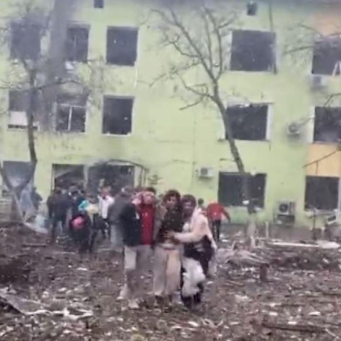 Personalul medical și pacientele dintr-o maternitate din Mariupol, răpiți de ruși. Primar: Îi vom ajuta să se întoarcă acasă
