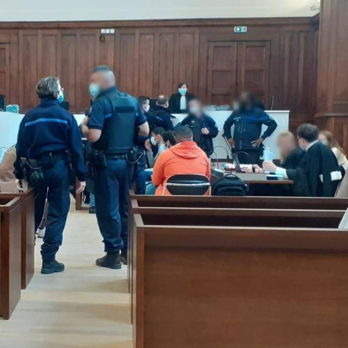 Franța. Trei români, prinși în timp de jefuiau un centru de reciclare, și-au aflat pedepsele