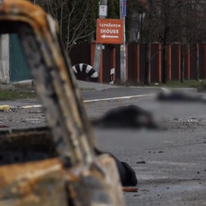 Zeci de cadavre de civili, găsite pe străzile unui oraș ucrainean după retragerea rușilor. Unele persoane par executate