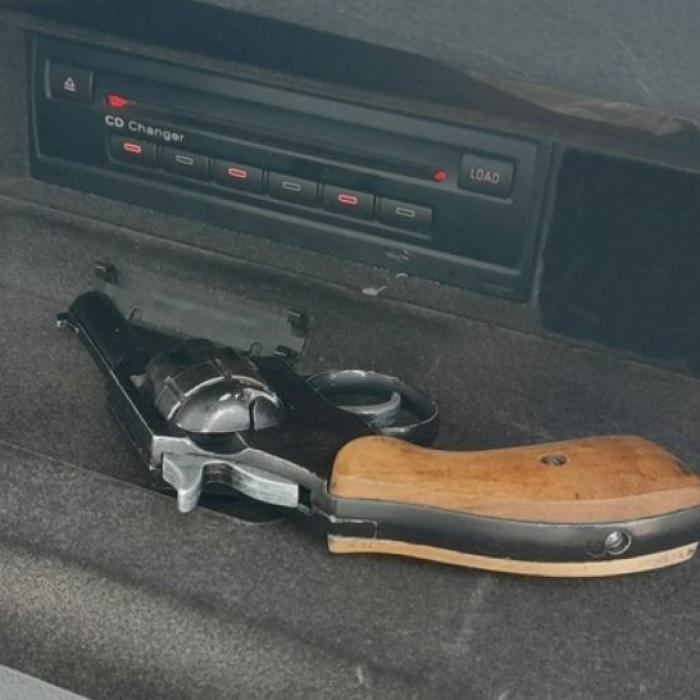 Germania. Român, prins cu cu un revolver încărcat, ascuns în mașină. Luat la întrebări de poliție, a leșinat 