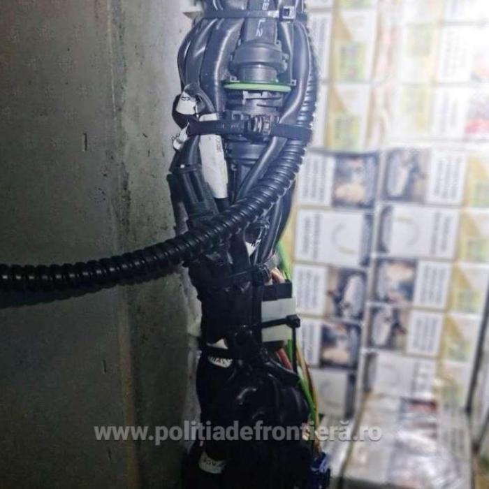 Autocar, în drum spre Belgia, oprit la frontieră. Ce au găsit polițiștii în podeaua mijlocului de transport
