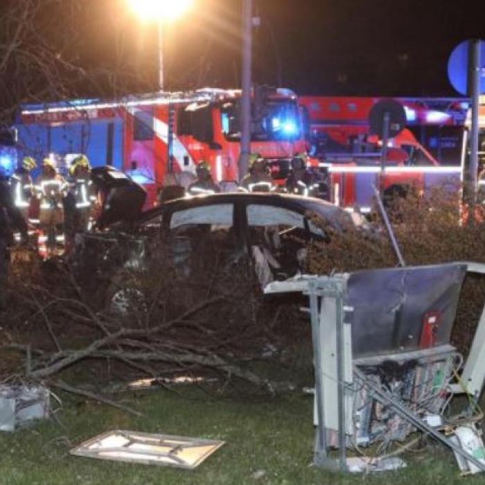 Germania. Hoți români de motorină au lovit un autobuz, în timp ce încearcau să scape. Patru persoane rănite