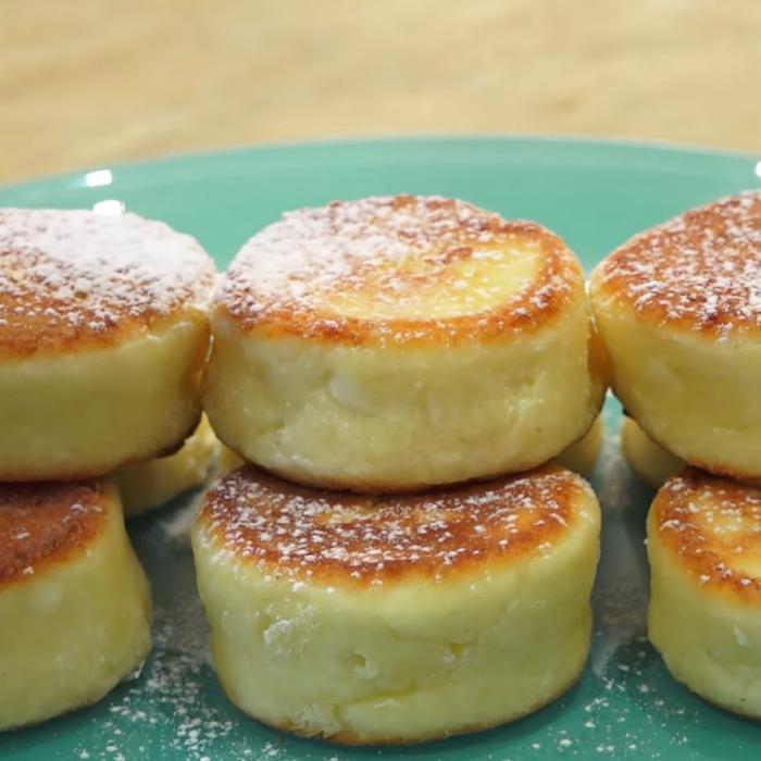 Nu-i poți uita gustul. Din brânză de vaci, griș și-o tigaie faci cel mai demențial desert. Uită de clasicii papanași