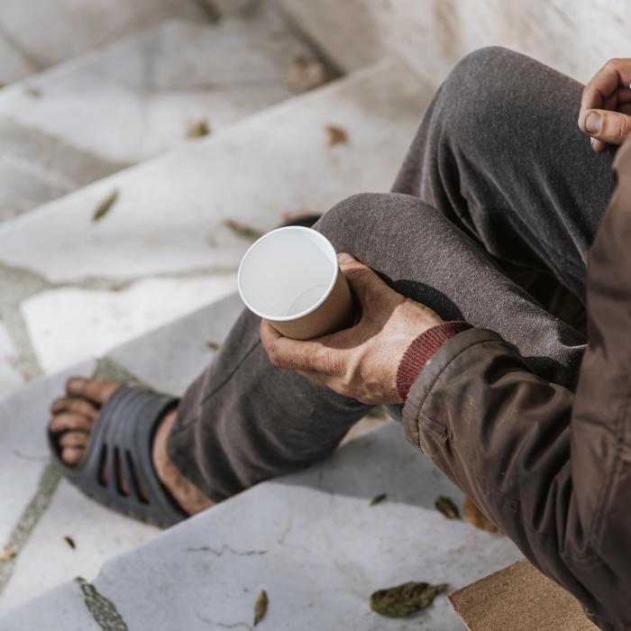 O grupare de români a forțat oameni să cerșească în Germania și Austria: S-au îmbogățit cu 200.000 de euro după ce le-a promis un loc de muncă