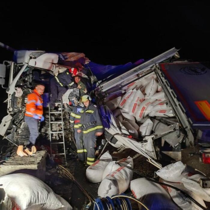Accident teribil între două autotrenuri, pe Valea Oltului: Un mort şi doi răniţi; traficul rutier e blocat total pe DN 7