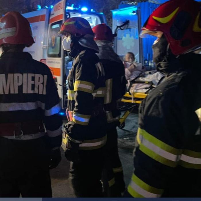 Două românce au ajuns la spital după ce maşina în care se aflau s-a răsturnat şi a luat foc