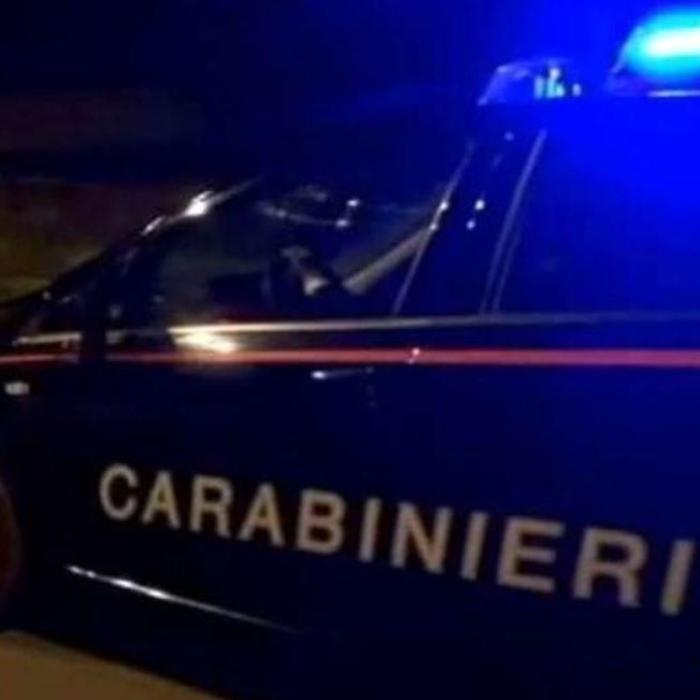 Italia. Româncă, bătută crunt de partener. Fiul și-a apărat mama până la sosirea carabinierilor care au fost atacați cu un cuțit de scandalagiu