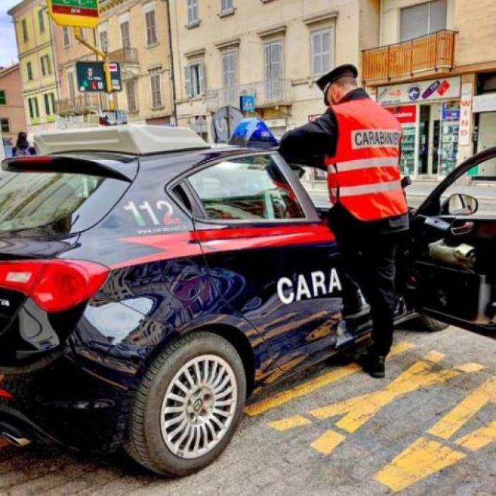 Italia. Român, scandal monstru într-un bar: a refuzat să plătească, a scos cuțitul la barman și a sărit să-i bată pe carabinieri
