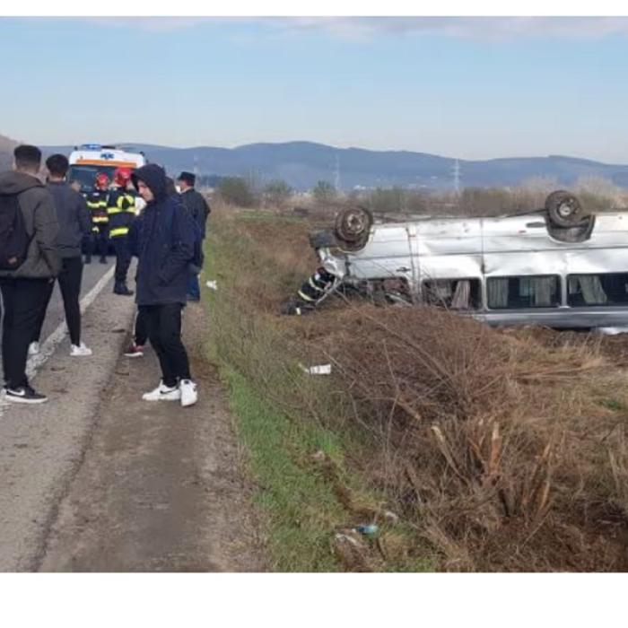 Microbuz plin cu români, răsturnat pe un câmp: Sunt implicate 12 persoane, între care un copil