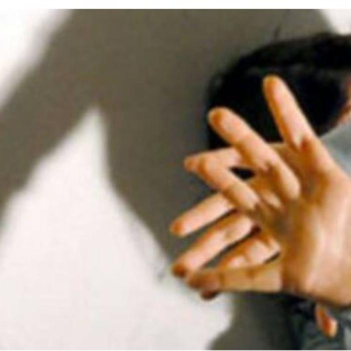 Italia. Un român beat și-a atacat, violent, fiica minoră, soția și soacra 