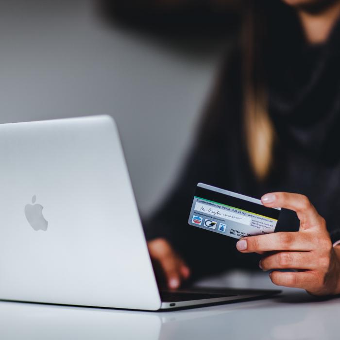 4 mituri comune despre cardurile de credit și adevărul din spatele lor