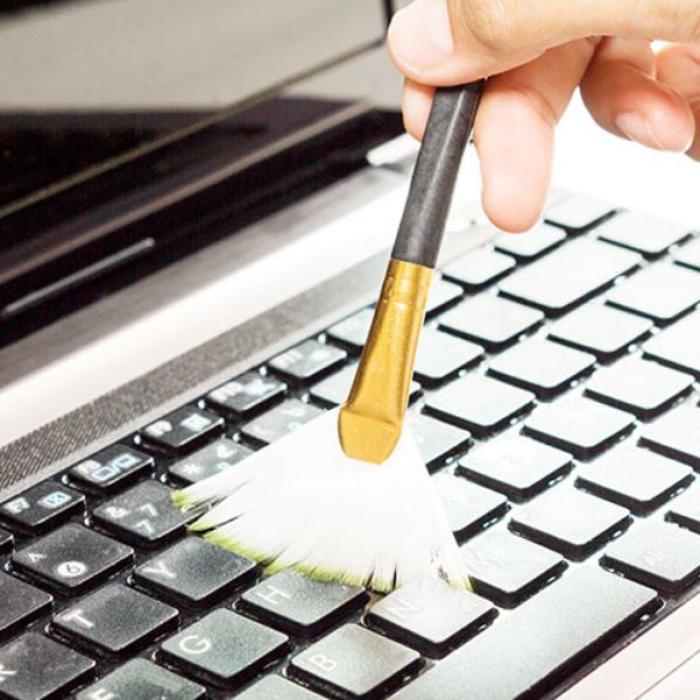 Curăța tastatura computerului cu bicarbonat de sodiu. Un truc rapid și inteligent, de care nu știai
