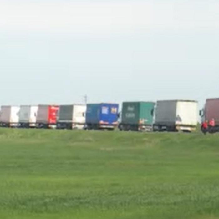 Cozi interminabile la granița de vest a României. Timpii de așteptare au ajuns și la 10 ore: „Sperăm că de Paști să ajungem la familii”