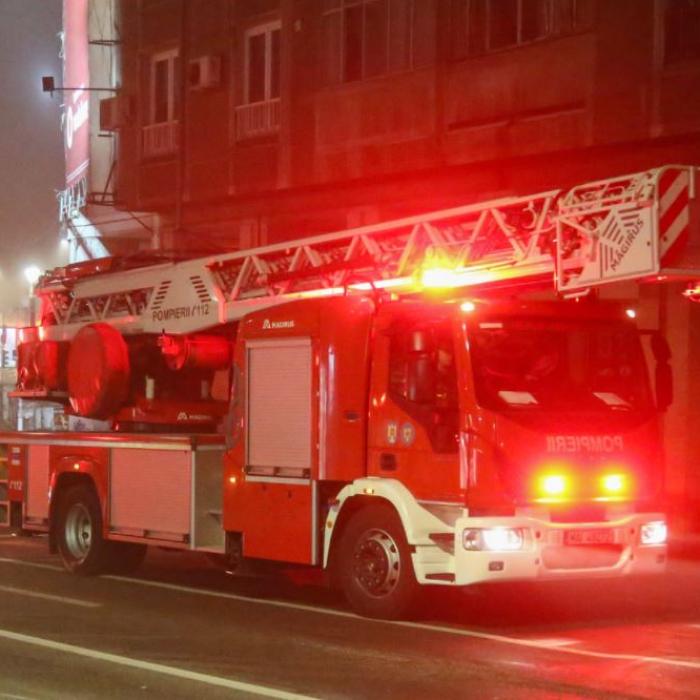 Bătrân imobilizat la pat, găsit carbonizat într-un incendiu izbucnit de la un coş de fum defect, la Vâlcea