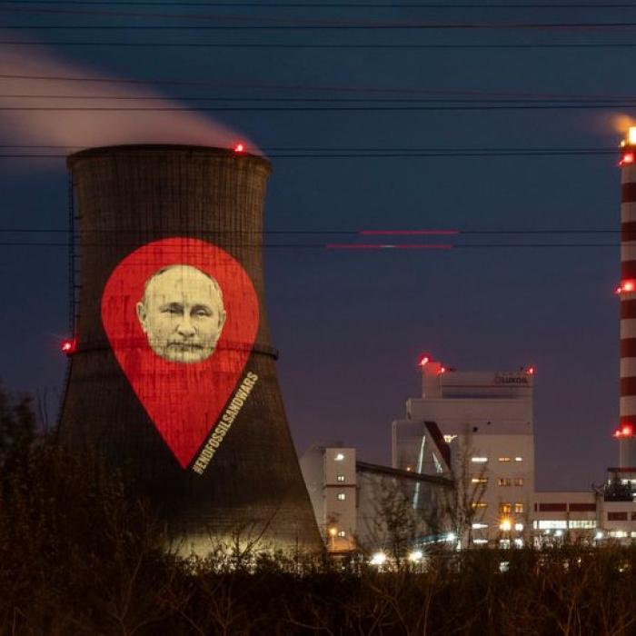 Chipul lui Vladimir Putin și mesaje anti-război, proiectate pe turnul rafinăriei Lukoil din Ploiești - FOTO