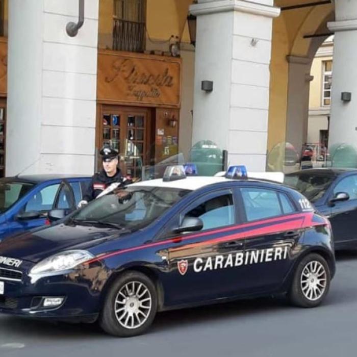 Italia. Hoți români, inconștiență criminală: Prinși în flagrant, au fugit și s-au răsturnat cu mașina victimelor, în care se afla un copil