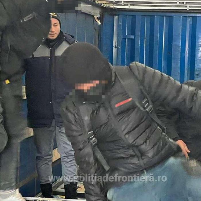 65 de cetăţeni străini au fost prinși în timp ce încercau să treacă ilegal frontiera la Vama Nădlac 2