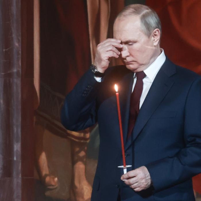 Vladimir Putin a participat la slujba de Înviere, în timp ce soldații ruși continuă bombardamentele