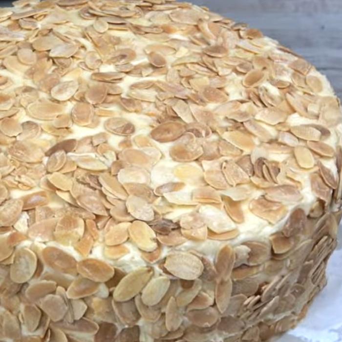 Maimuța de Paște, nimic mai delicios! O mâncăm cu linguri mari, prea pufoasă și cremoasă!