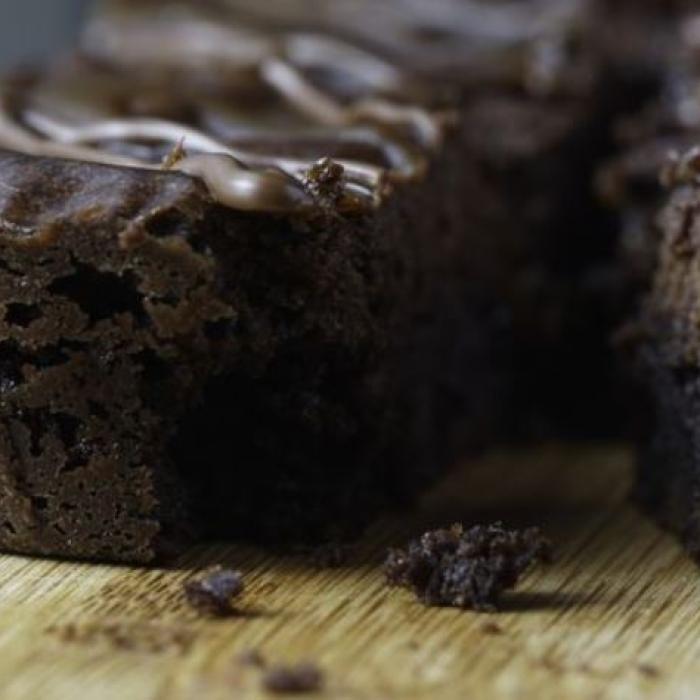 Negresă cremoasă din ciocolată, gata în 10 minute. Un răsfăț culinar, bun de servit la o cină cu prietenii