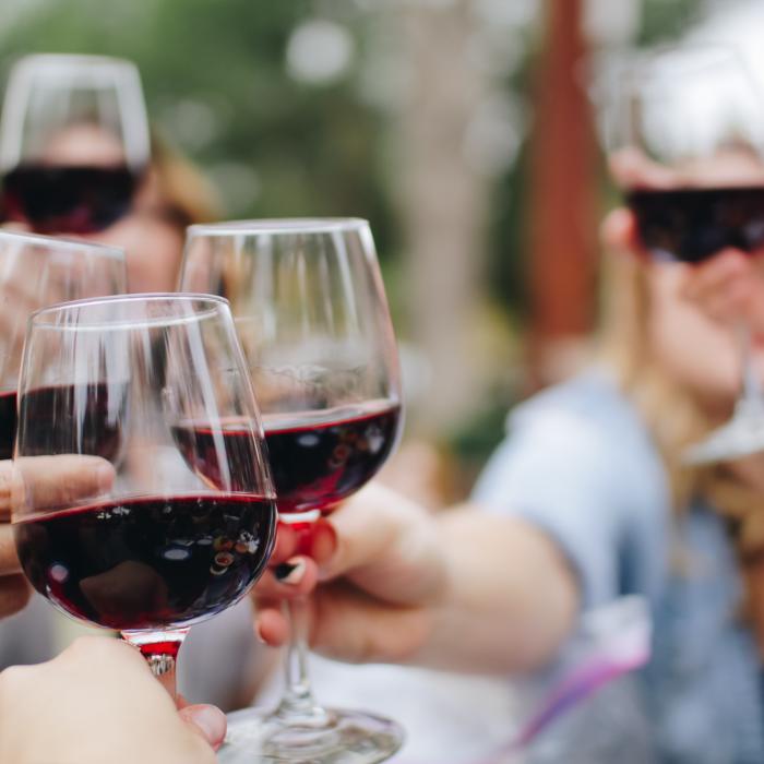 Urmele de vin roșu rămân o amintire. Trucul minune care îți lasă curate fețele de masă, covoarele și hainele pătate