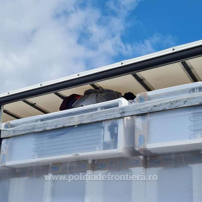 Zeci de migranți, ascunşi într-un TIR încărcat cu frigidere, descoperiți în vama Nădlac 