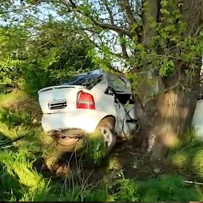 Un român a murit chiar lângă o cruce, după ce a intrat cu mașina într-un copac, la Teleorman