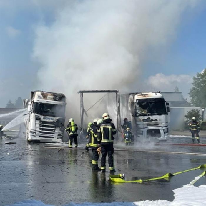 Român dus la spital cu arsuri, după un incendiu devastator într-o parcare din Elveția: Cinci camioane au lut foc