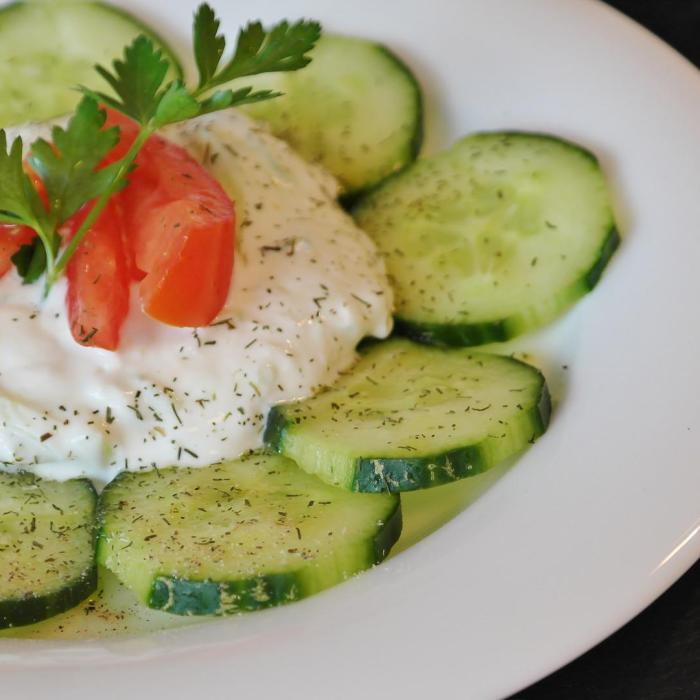 Cu iaurt şi castravete faci cel mai delicios sos posibil. De zece ori mai bun decât tzatziki. O rețetă surpriză bonus!