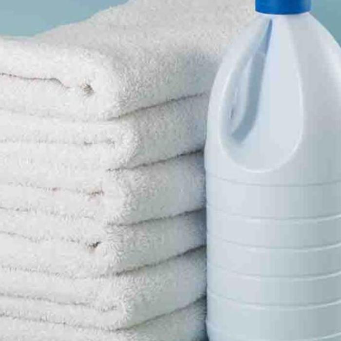 Cum să scapi rapid de petele de pe haine? Te ajută un remediu nemaipomenit, pe care îl ai la îndemână chiar în bucătărie