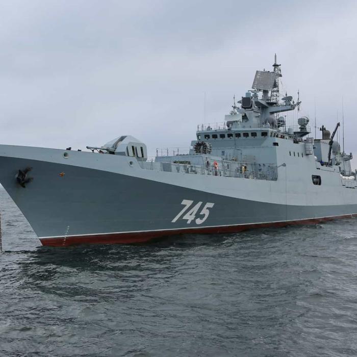 Explozie urmată de un incendiu, foarte aproape de România: O fregată rusă arde în largul Insulei Șerpilor