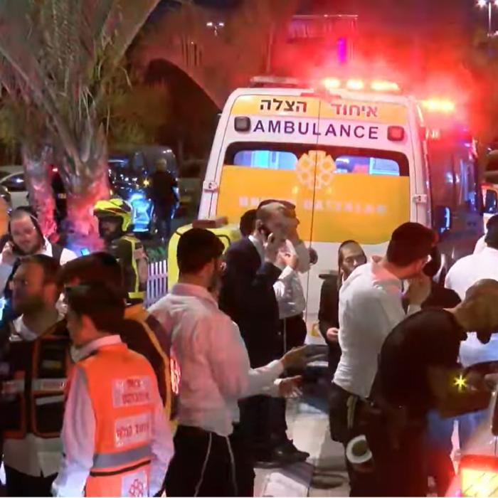 Căutările celor doi teroriștii de la Elad aflați în libertate continuă în Israel și Cisiordania. Autoritățile locale au ordonat locuitorilor să rămână în casă