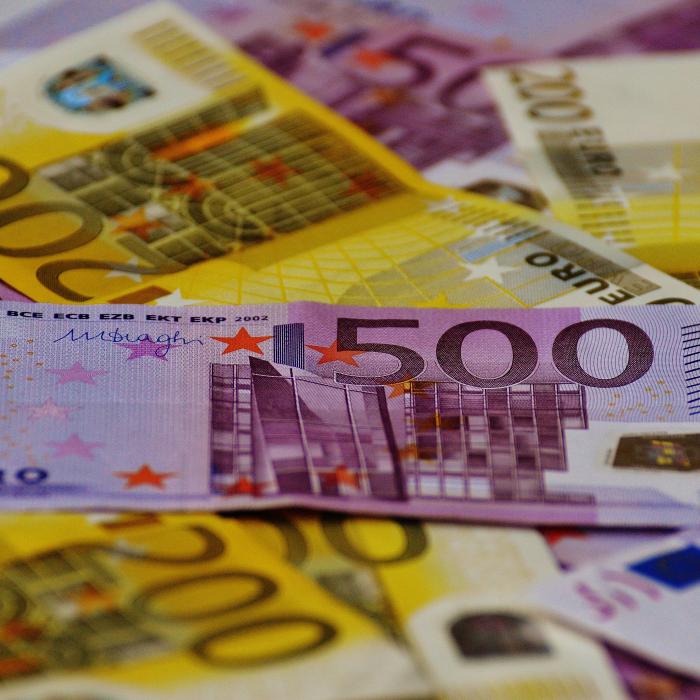 Italia. O româncă a fost dată în judecată, după ce a reușit să câștige 250 de mii de euro de la un bătrânel de 80 de ani care o simpatiza