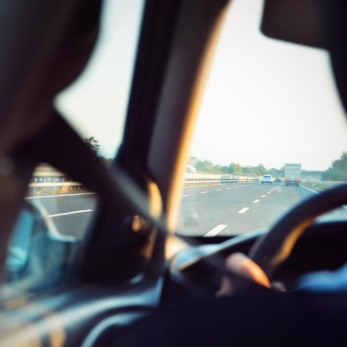 Nouă români și doi câini veneau din Anglia într-un „sicriu pe roți”. Șoferul nu avea permis