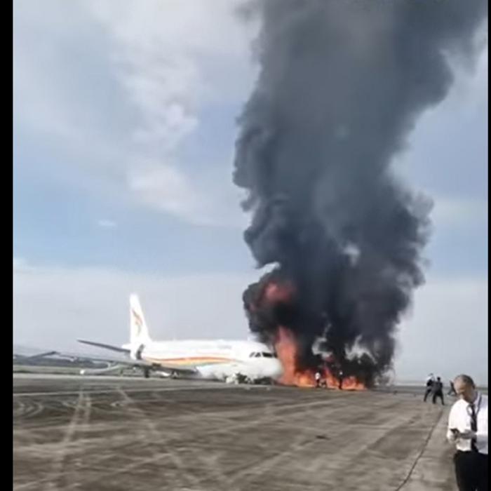 Un avion a luat foc după ce a ieşit de pe pistă: „Sunt răniți” - VIDEO