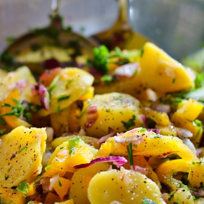 Din cartofi și ceapa roșie gătești o salată de milioane! Combinația aceasta este aur! Vei înlocui de tot clasica salată orientală