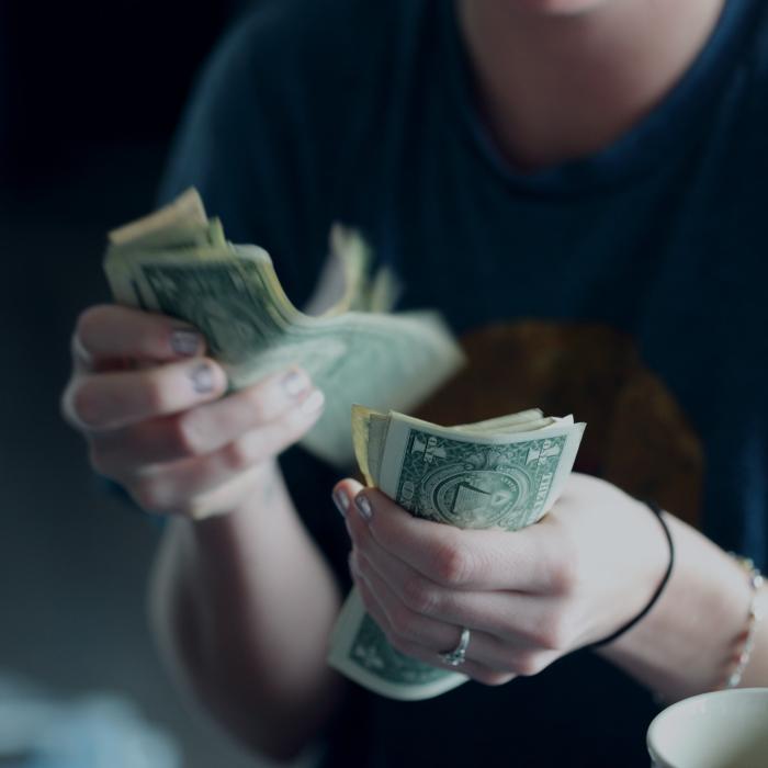 Guvernul îți finanțează nunta sau botezul. Câți bani îți oferă creditul garantat de stat