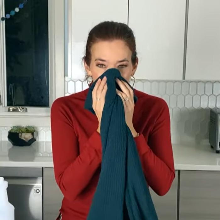 Scapă hainele de mirosuri neplăcute, fără să le speli: Trucuri ieftine și la îndemână, care îți vor ușura viața