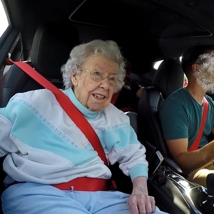 Vânătoare de hoț „neîndemânatic" la Roma. A furat o mașină cu tot cu bătrâna care era în ea