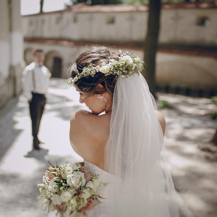 Italia. O româncă și fiul ei au stors 10.000 de euro de la un bărbat cu probleme psihice: „Un chipeș ca tine fără soție? Îți fac eu rost!"