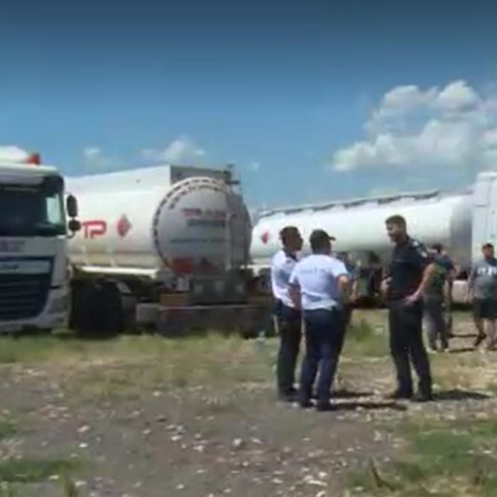 Zeci de şoferi români de cisterne au furat combustibil. Îl vindeau mai departe la preţuri mai mici faţă de cele din benzinării