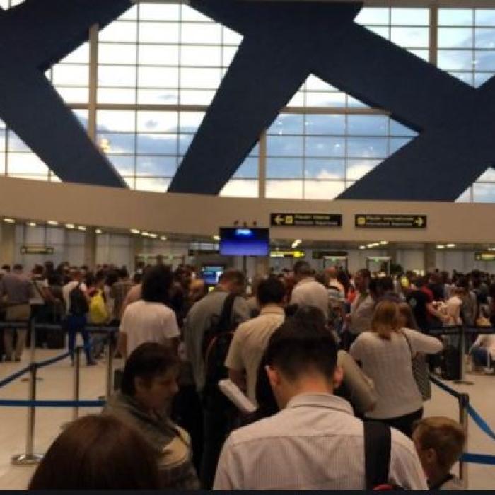Aeroportul Otopeni, loc fruntaș în topul celor mai proaste aerogări din lume: „Nu e normal, și nici igienic să ne plimbam desculți“