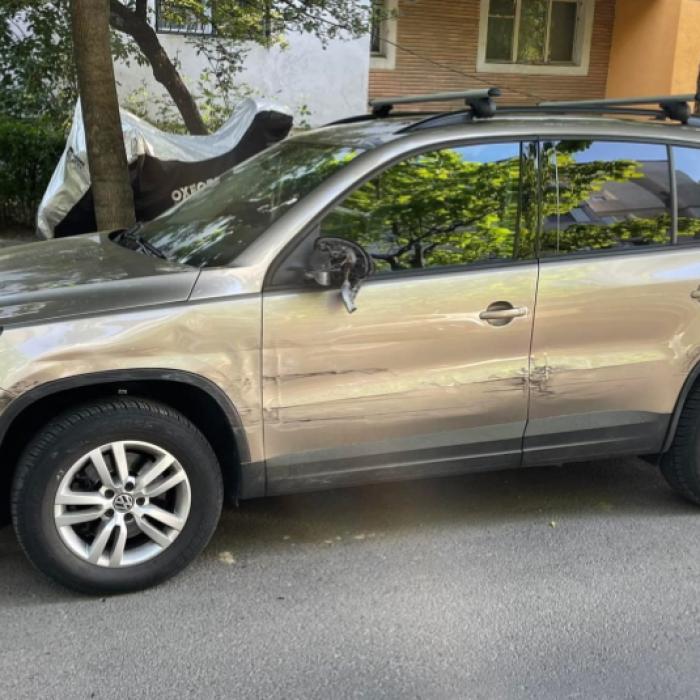 Un șofer român a lovit trei mașini, în timp ce transmitea live pe Facebook. "Dă-i înainte tare și nu te mai uita în spate" (VIDEO)