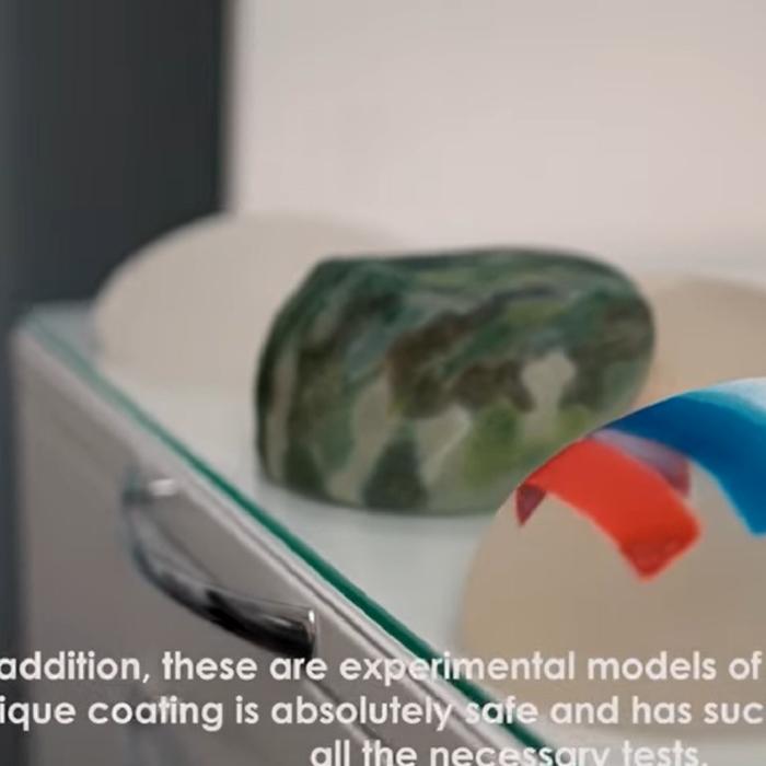 Un chirurg plastician rus oferă femeilor implanturi mamare "patriotice" cu designul steagului țării