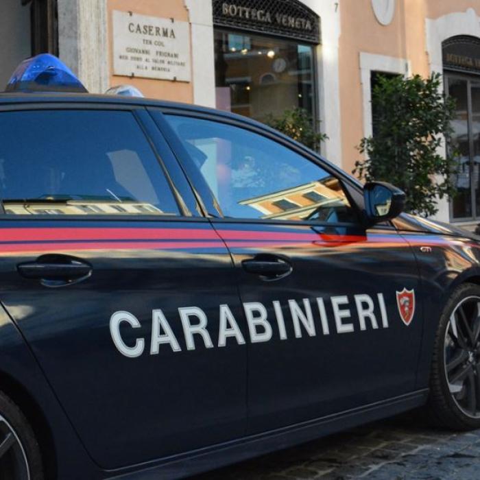 Italia. Româncă însărcinată, prinsă în timp ce încearca să jefuiască un bătrân cu metoda "îmbrățișarea"