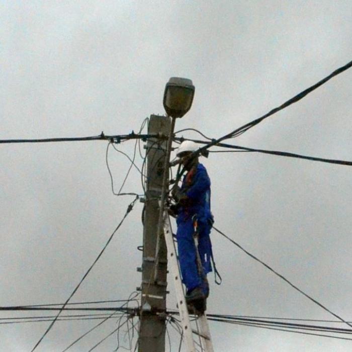 Aproximativ o mie de gospodării, din trei localităţi din Harghita, fără energie, din cauza vântului puternic 