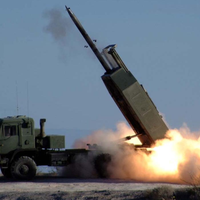 Marea Britanie va trimite în Ucraina sisteme de rachete cu lansare multiplă M270